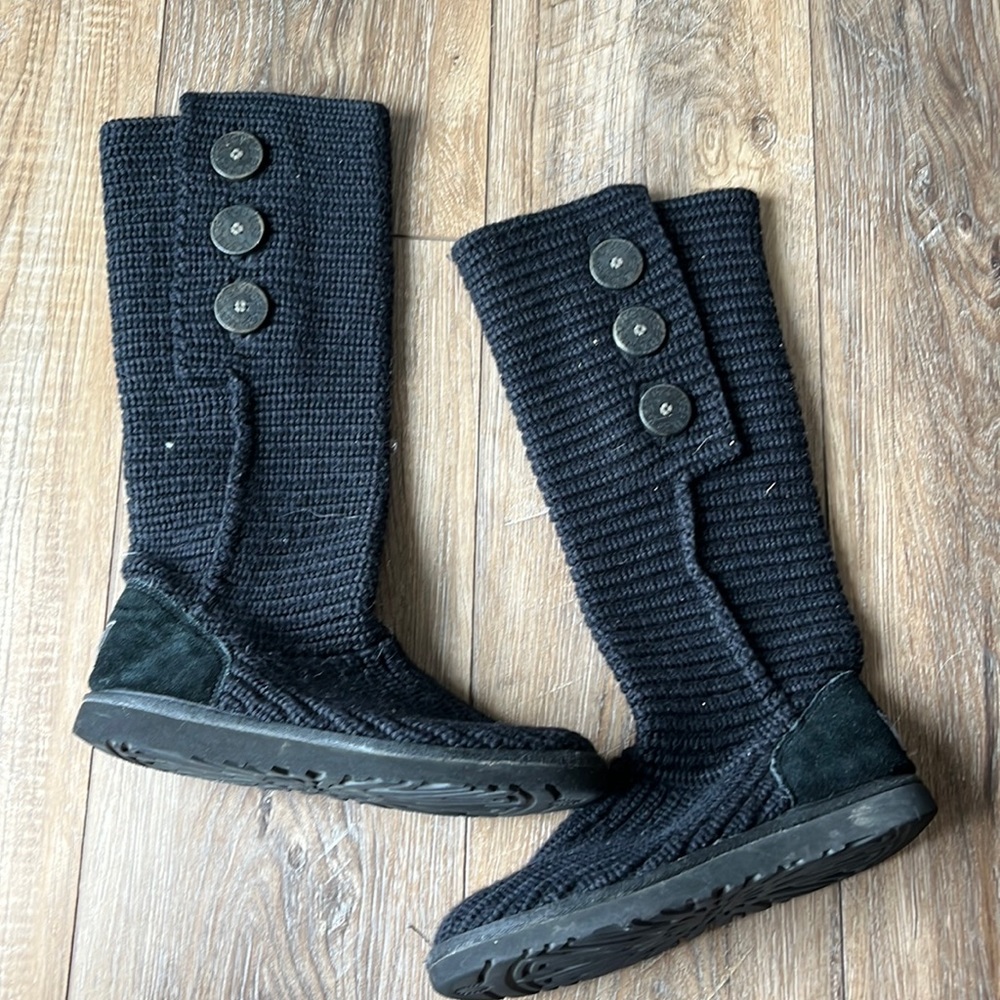 Women’s black uggs
